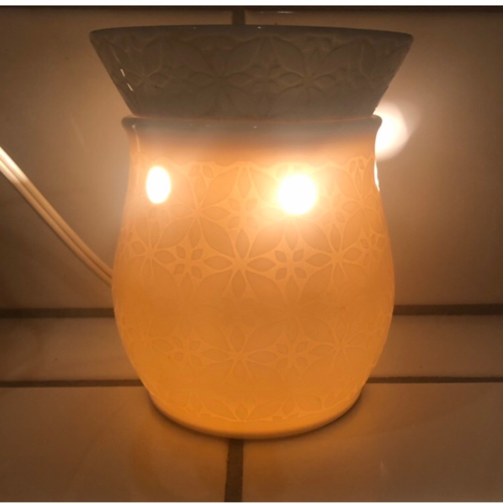 Scentsy Cream Candle Warmer w/Scentsy Bar